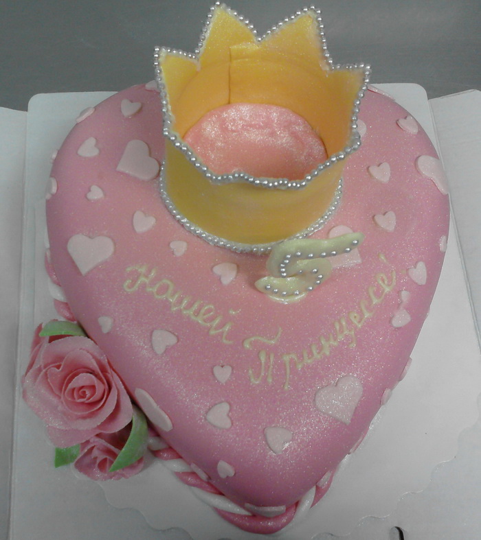 Торт для девочки на день рождения НАША ПРИНЦЕССА в виде сердца с короной и розочкой
